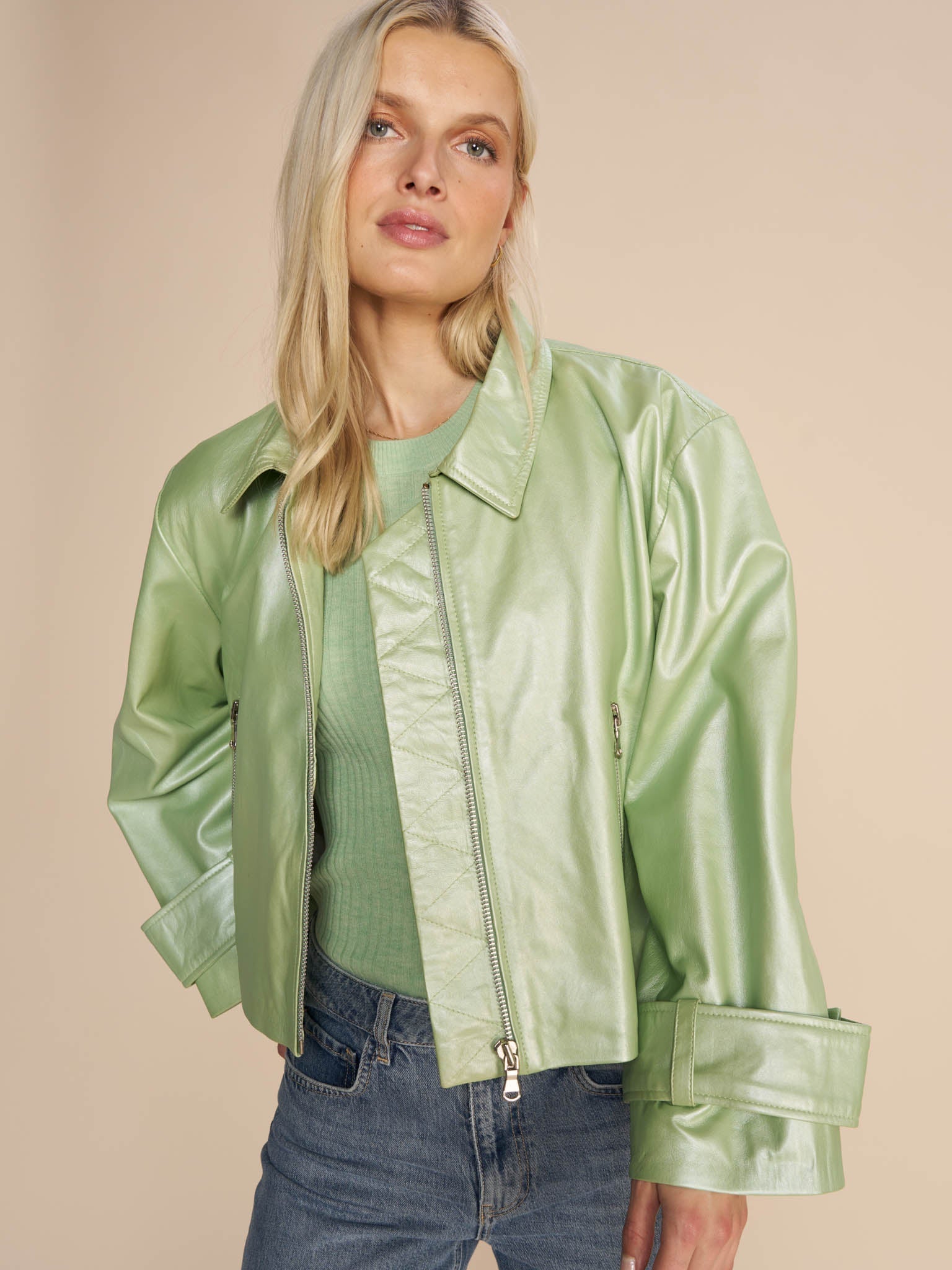 Modelshot / Smoke Green / Detail